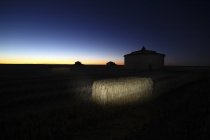 Aussenansicht eines alten Steinhauses in ländlicher Landschaft unter majestätischem Sternenhimmel, Spanien — Stockfoto