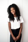Ritratto di giovane adolescente nera che guarda nella fotocamera in uno sfondo bianco — Foto stock