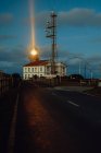 Straße und Leuchtturm am Abend — Stockfoto