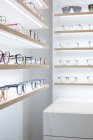 Óculos em uma prateleira em uma loja — Fotografia de Stock
