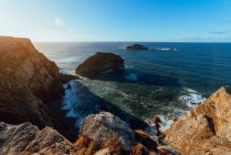 Malerischer Blick auf Steinhügel am Meer an sonnigen Tagen in Cabo de Penas, Asturien, Spanien — Stockfoto