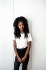 Ritratto di giovane adolescente nera che guarda nella fotocamera in uno sfondo bianco — Foto stock