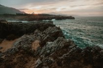 Sommet de pierre près de la mer orageuse à bufones de pria, asturias, espagne — Photo de stock