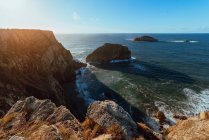 Vue pittoresque de colline de pierre près de la mer par temps ensoleillé à Cabo de Penas, Asturies, Espagne — Photo de stock