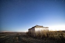 Esterno della vecchia casa in pietra nel paesaggio rurale sotto il cielo maestoso in stelle, Spagna — Foto stock