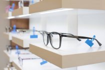 Óculos em uma prateleira em uma loja — Fotografia de Stock