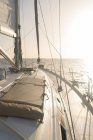 Asientos en la nariz de barco caro flotando en el mar en el día soleado - foto de stock