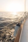 Bordo di yacht in acqua — Foto stock