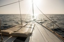 Assentos no nariz de barco caro flutuando no mar em dia ensolarado — Fotografia de Stock