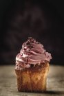 Delicioso cupcake casero sobre fondo rústico oscuro - foto de stock