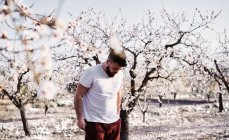 Человек, занимающийся йогой в весеннем саду — стоковое фото