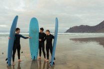 Aufgeregte Männer mit Surfbrettern — Stockfoto