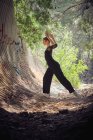 Jovem bailarina dançando na floresta — Fotografia de Stock