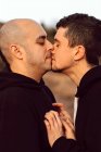 Nahaufnahme eines homosexuellen Paares, das sich auf dem Weg in die Natur küsst — Stockfoto