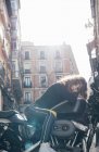 Jeune femme en moto personnalisée — Photo de stock