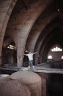 Молодой человек танцует в старом потрепанном здании — стоковое фото