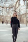 Стильная молодая женщина, гуляющая в Crystal Palace в Мадриде, Испания — стоковое фото