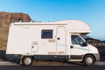 Кемпер фургон припаркован на асфальтированной дороге рядом с живописным видом на голубой рай и горы Тейде на Тенерифе, Канарские острова, Испания — стоковое фото