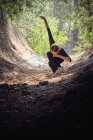 Giovane ballerina che balla nella foresta — Foto stock