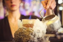 Женщина-бармен готовит коктейль — стоковое фото