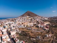 Pequena cidade de Galdar colocada na ilha de Gran Canaria com pico de montanha sob o céu azul, Espanha — Fotografia de Stock