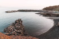 Baie avec plage de rochers au coucher du soleil, Tenerife, Îles Canaries, Espagne — Photo de stock
