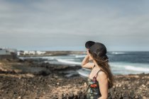 Чуттєва жінка біля штормового моря — стокове фото