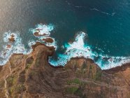 Drohnen-Ansicht von Küsten-Klippen mit Wellen des Ozeans, Spanien — Stockfoto