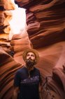 Бічний вид бородатого чоловіка, який оглядає дивовижні стіни ущелини під час подорожі західним узбережжям Уси. — стокове фото