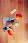 Blonde mignon garçon jouer avec waldorf arc-en-ciel puzzle — Photo de stock