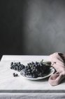 Grappolo d'uva fresca in tavola — Foto stock