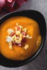 Schüssel Salmorejo-Suppe mit Schinken und hartgekochtem Ei — Stockfoto