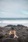 Femme sensuelle près de la mer orageuse — Photo de stock