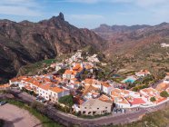 Pequena cidade de Tejeda no vale e montanhas rochosas à luz do sol, Gran Canaria — Fotografia de Stock