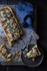 Hausgemachte Torte mit Kürbis und Emmentaler auf schäbigem Tablett auf Holztisch — Stockfoto