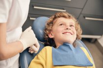 Ärztin in Uniform spricht kleine Patientin in Zahnarztpraxis an — Stockfoto