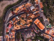 Vista aérea de la pequeña ciudad de Tejeda en valle y montañas rocosas a la luz del sol, Gran Canaria - foto de stock
