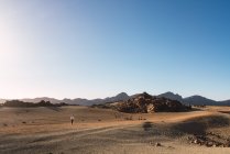 Силуэт человека на песчаной земле возле горы Тейде и живописный вид голубого рая в Тенерифе, Канарские острова, Испания — стоковое фото