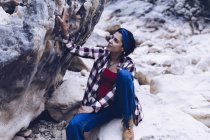De cima mulher sorrindo atraente que descansa na rocha na montanha — Fotografia de Stock