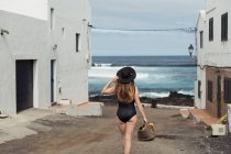 Femmina anonima sulla piccola strada della città costiera — Foto stock