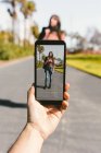 Handfotos von stilvoller moderner Frau mit Smartphone bei sonnigem Tag — Stockfoto