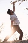 Mann macht Yoga im Frühlingsgarten — Stockfoto
