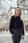Stilvolle nachdenkliche junge Frau zu Fuß in Kristallpalast in Madrid, Spanien — Stockfoto