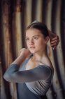 Молода балерина танцює в трубі — стокове фото