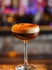 Bicchiere con cocktail al cioccolato su sfondo sfocato — Foto stock