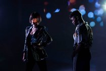 Следы света рядом с певцом и танцором — стоковое фото