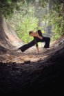 Молода балерина танцює в лісі — стокове фото