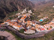 Piccola città di Tejeda in valle e montagne rocciose alla luce del sole, Gran Canaria — Foto stock