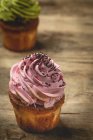 Köstliche hausgemachte Erdbeer-Cupcake auf rustikalem Holz Oberfläche — Stockfoto