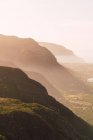 Vista sulla valle verde con villaggio vicino alle colline e l'acqua a Tenerife, Isole Canarie, Spagna — Foto stock